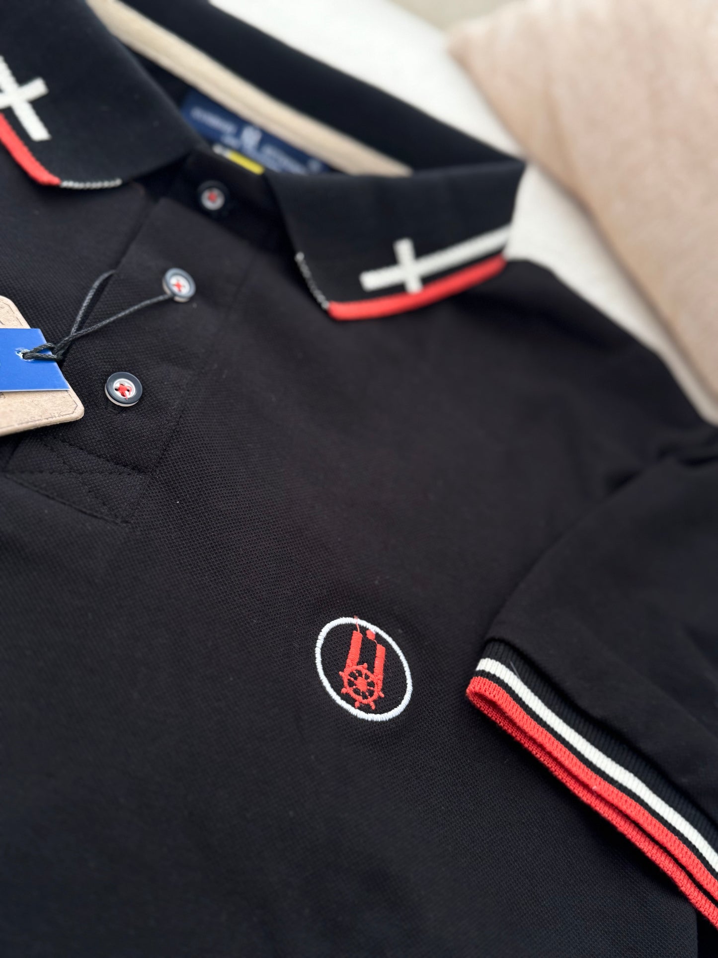 Polo Negra Cuello Cruzado – Diseño Exclusivo en Algodón Pima | Buh