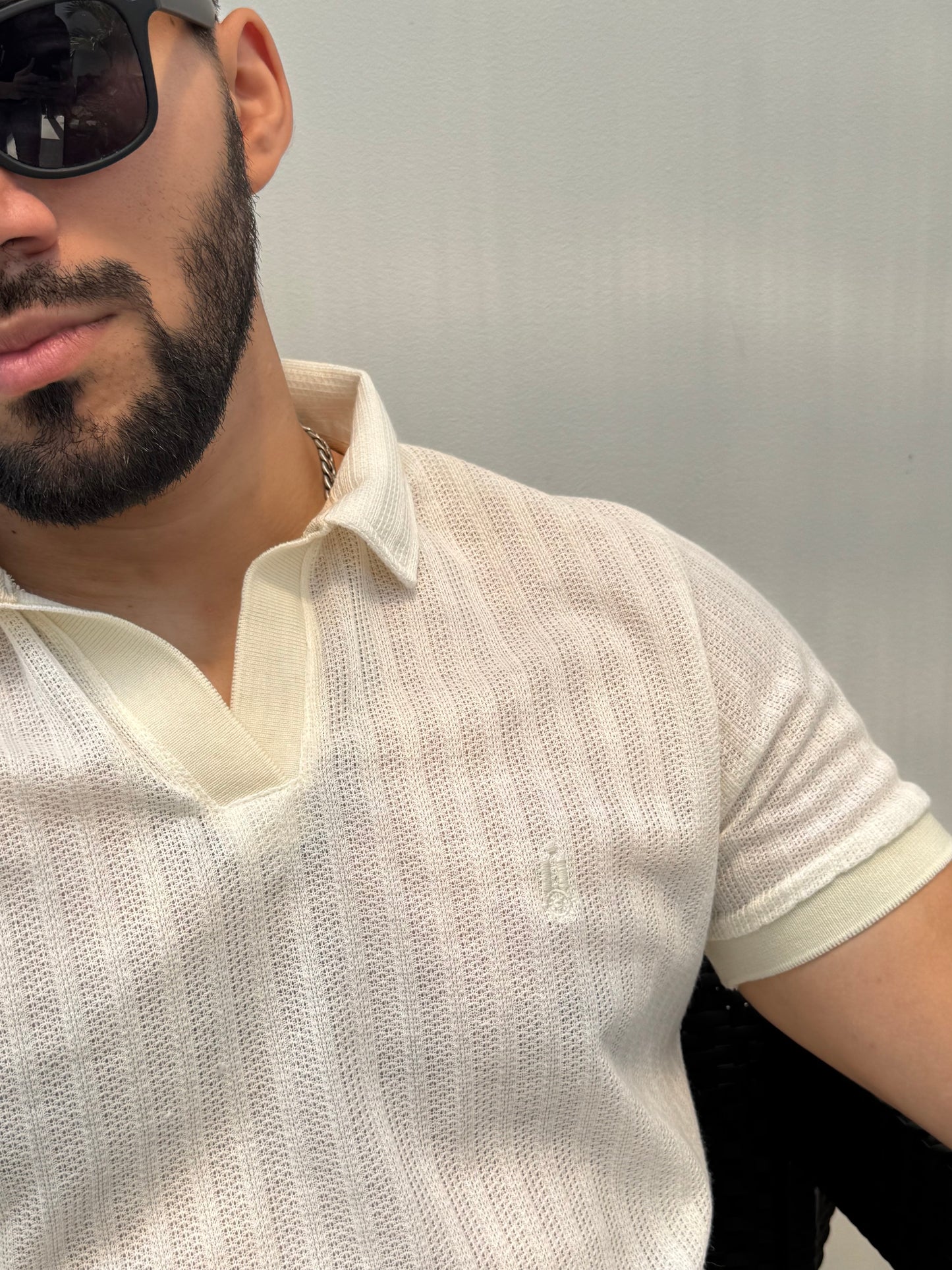 Polo de Textura Versalles – Toque Clásico con Cuello V