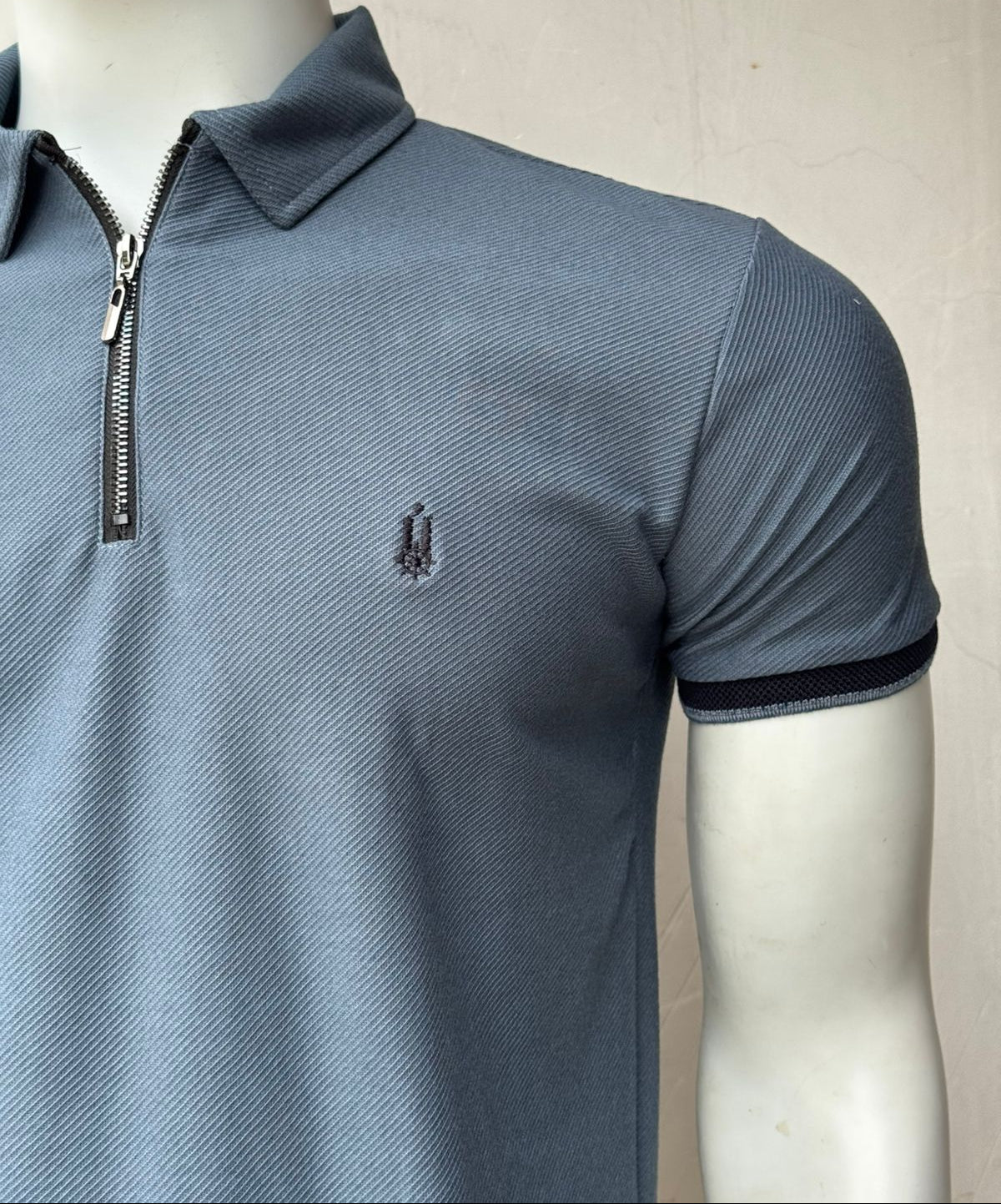 Polo Azul con Cierre