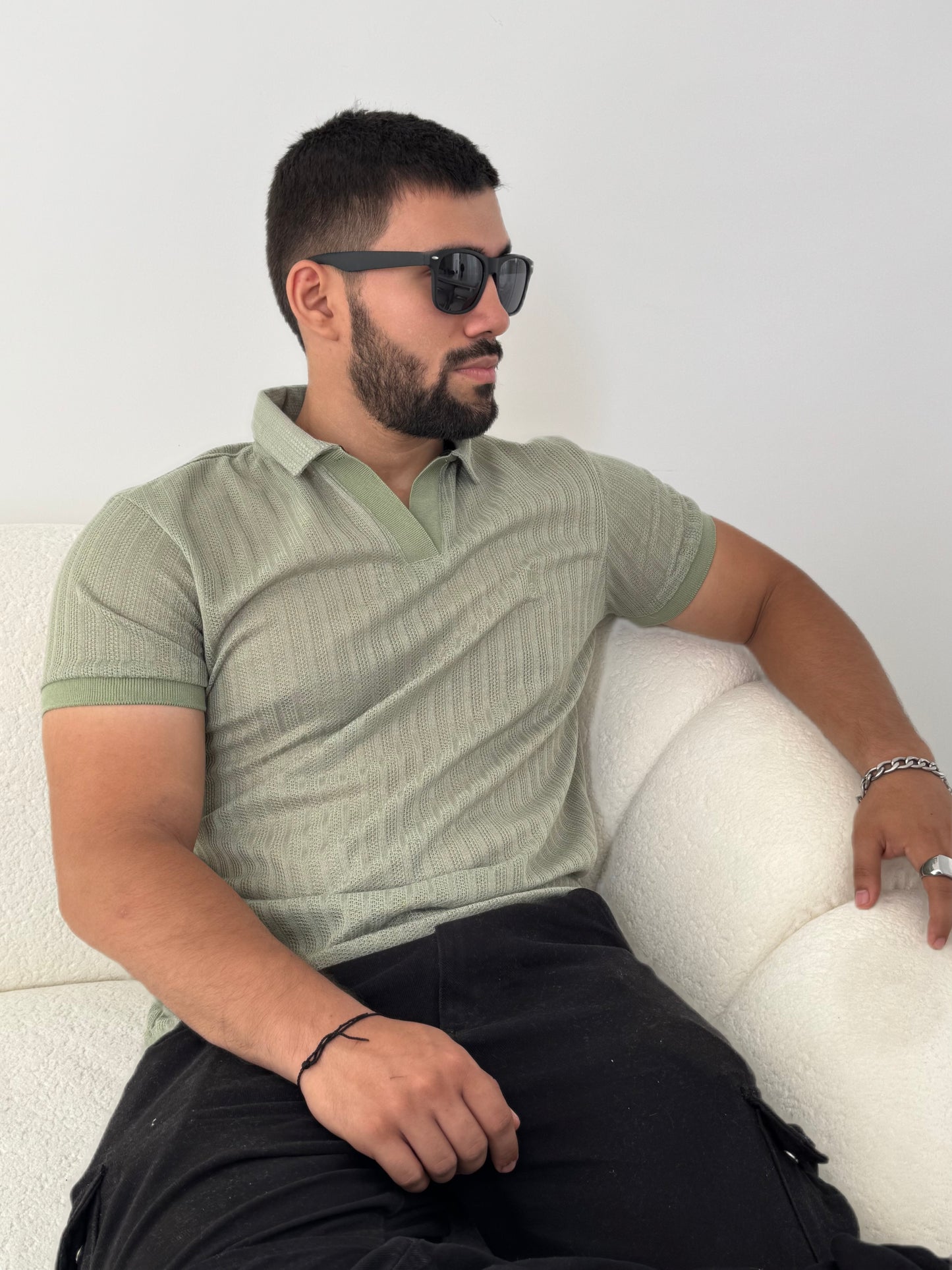 Polo de Textura Versalles – Toque Clásico con Cuello V