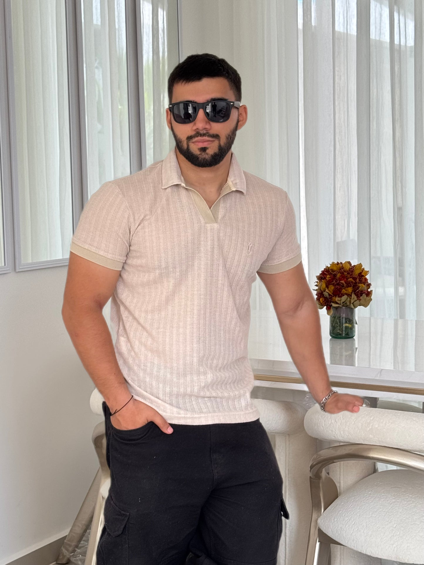 Polo de Textura Versalles – Toque Clásico con Cuello V