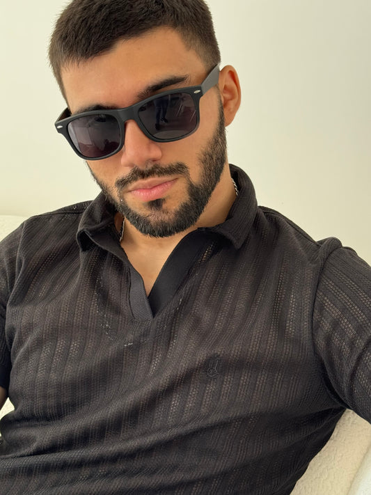 Polo de Textura Versalles – Toque Clásico con Cuello V