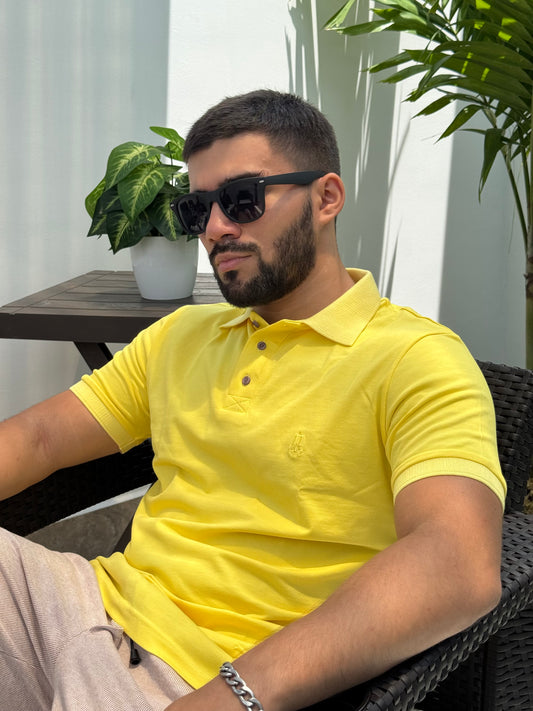 Polo Amarillo Intenso – Corte Clásico y Vibrante