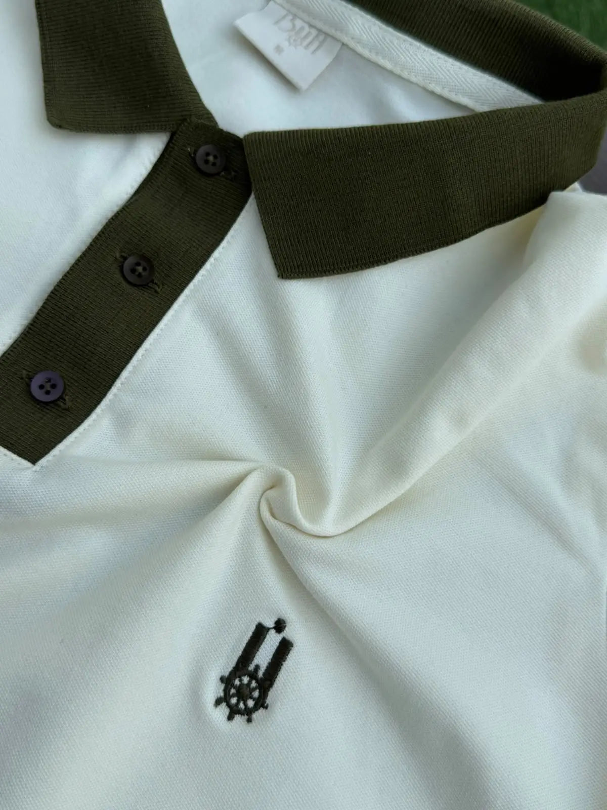 Polo Caballero Crema Cuello y Puños Verde Oliva